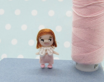 OOAK 1:48 miniatur CHILD Girl 1/4&quot; , 1/48 scale doll. QUARTER Scale Dollhouse Micro doll
