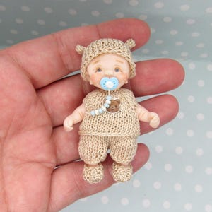 Miniatur OOAK Baby Junge - Puppenstube 1:12 BEWEGLICH. Puppe Handgemacht Unikat, Outfit + Nuckel