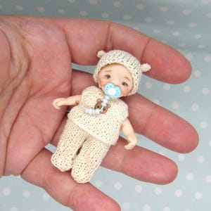 Miniatur OOAK Baby Junge - Puppenstube 1:12 BEWEGLICH. Puppe Handgemacht Unikat, Outfit + Nuckel