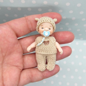 Miniatur OOAK Baby Junge - Puppenstube 1:12 BEWEGLICH. Puppe Handgemacht Unikat, Outfit + Nuckel