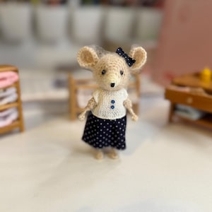 Topo in miniatura OOAK. Pezzo unico, mamma mamma topo. Topo in miniatura. Figura di animale. Figura del topo