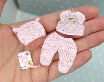 Conjunto en miniatura para muñecas de 4,5 a 5,5 cm. Incluye chaqueta, pelele, gorro, zapatos y chupete. Pieza única. Ideal para casas de muñecas a escala 1:12.