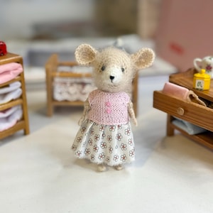 Topo in miniatura OOAK. Pezzo unico, mamma mamma topo. Topo in miniatura. Figura di animale. Figura del topo