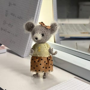 Topo in miniatura OOAK. Pezzo unico, mamma mamma topo. Topo in miniatura. Figura di animale. Figura del topo