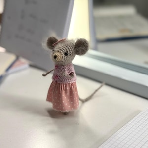 Topo in miniatura OOAK. Pezzo unico, mamma mamma topo. Topo in miniatura. Figura di animale. Figura del topo