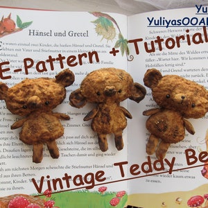 Könnte beinhalten: Drei Vintage-Teddybären mit einer abgenutzten braunen Stoffoberfläche. Die Bären sitzen auf einem aufgeschlagenen Buch mit dem Text "Hänsel und Gretel" und "Vintage Teddy Bear".