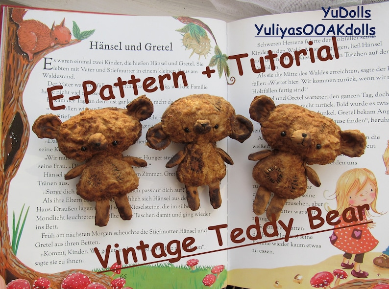 Może przedstawiać: Trzy vintage'owe misie pluszowe z wytartym brązowym wykończeniem z tkaniny. Misie siedzą na otwartej książce z tekstem "H&auml;nsel und Gretel" i "Vintage Teddy Bear".
