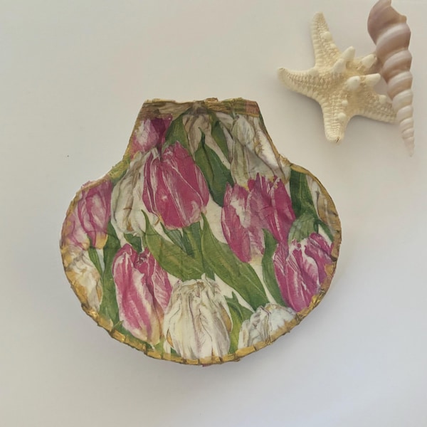 Tulpenringschaal, schelp met snijwerk en bloemensnuisterijhouder