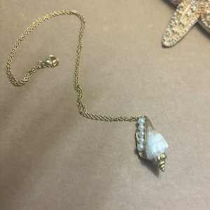 Seashell Pearl Necklace Gold-Plated Stainless-Steel Chain Shell Painted Gold Seashell Jewelry Beach Theme Lover Gift Mermaid Necklace