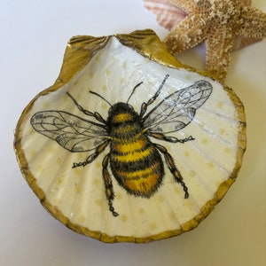 Bee Jewelry Dish or Trinket Holder, Decoupage Shell Bee Art Gift for Gardener Nature Lover Dish Queen Bee Ring Dish Nature Jewelry Holder