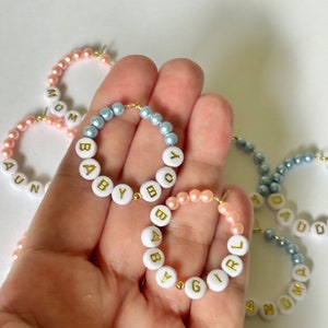 Personalisierte Weinglas Anhänger: Gold Ton Creolen, Perle Baby Shower Favors