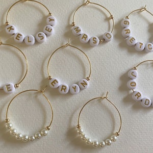 Personalisierte Weinglas Anhänger, goldfarbene Creolen, Perlen Getränke Marker Set von 6