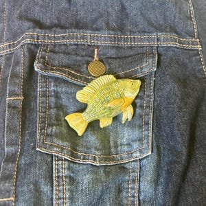 Tragbare Kunst Fisch Pin, Ton, handbemalter Fisch, lustiger Pin auf Kleidung, Rucksack, Tragetasche, tolles Geschenk für Naturliebhaber