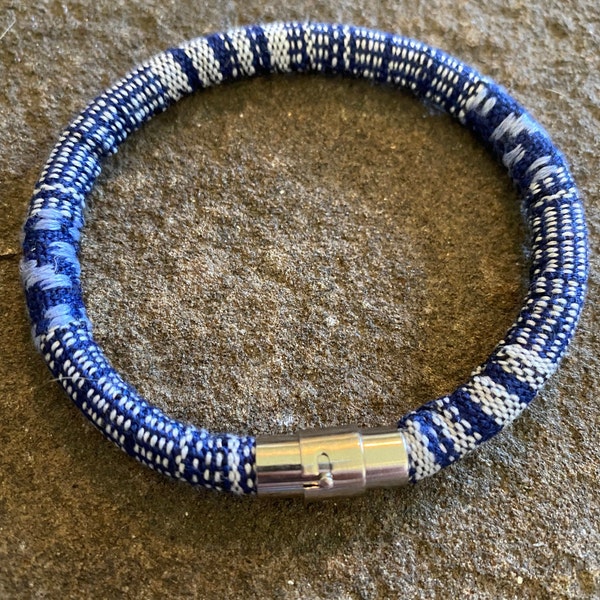 Bracelet bohème en tissu bleu denim et blanc à motifs de plusieurs broderies, corde en tissu, fermoir magnétique en acier inoxydable