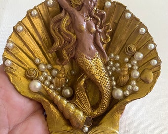 Decoración de adorno de sirena bronceada en concha de vieira, perlas, conchas, regalo de sirena de decoración de playa de oro metálico pintado a mano