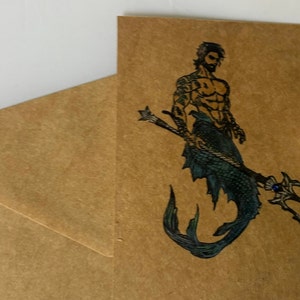 Carte triton fait main, trident trident sur le thème de l'océan, crayons de couleur et marqueurs utilisés, carte-cadeau strass fantaisiste pour amateur de plage