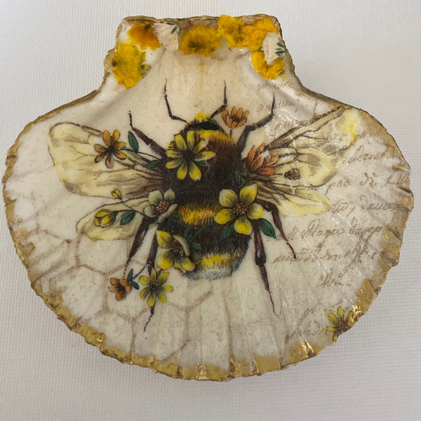 Bee Jewelry/Trinket Holder, Decoupaged Scallop Shell Bee Art Real Dried Flowers Added Coastal Gift for Gardener Nature Dish