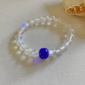 Armband iriserende glaskralen vintage saffier accentkraal, zeemeerminsieraden