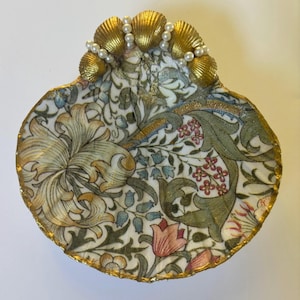 Porta joyas con forma de lirio y concha decorada con decoupage de William Morris, plato para anillos, decoración playera