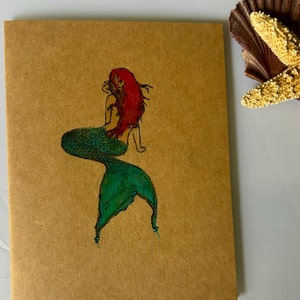 Carte sirène faite main, carte de correspondance sur le thème de l'océan sirène, crayons de couleur et marqueurs utilisés, carte-cadeau fantaisiste de plage strass