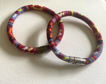 Pulsera de cordón de tela bordada: cierre magnético bohemio tribal granate