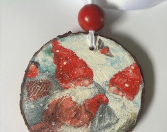 Adorno navideño de gnomos, adorno rústico hecho a mano en rodajas de madera con decoupage.