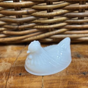 Vintage Milk Glass Hen on Nest Lid: Farmhouse Kitchen Decor