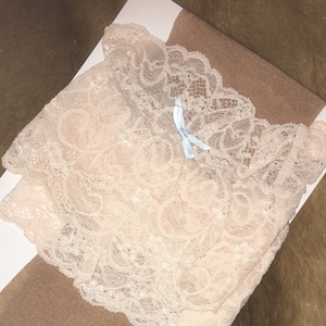 Schöne Hochzeitsstrümpfe - Baby-Rosa-Spitzenoberteile mit Kontrast Zarte Tan Sheer Beine