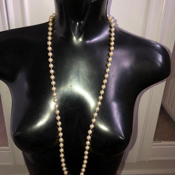 Single strand  of continuous vintage cream faux pearls, can be worn loose or wrapped around the neck. Pure 1920s glamour