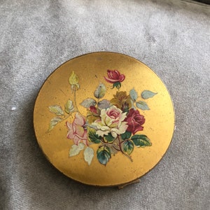 Original Vintage Gold Effekt kreisförmige englische Kronen Puderdose, verziert mit gemaltem Rosenstrauß, Innenspiegel, Deckel und Sieb.