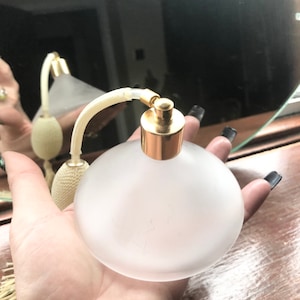 Vintage Art Deco style frosted glass perfume bottle with cream  woven pump. All working. Would look lovely on dressing table or photoshoots.