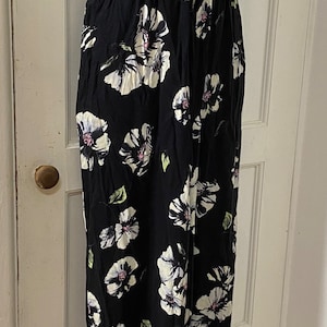 Floral all in one jumpsuit. Short sleeves and wide trousers with a v neck and corset tie back. UK 14 US 10 EU 42