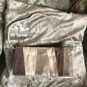 Retro style 1960s inspired white and silver faux leather handbag with detachable strap.