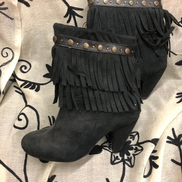 Faux suede ankle boots with decorative fringing and stud workz they have a chubkt cutaway Cuban heel size UK3 US5 EU36