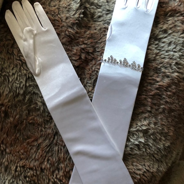 Longs gants « opéra » en satin extensible blanc ivoire jusqu'aux coudes avec bordure en strass, idéaux pour les bals de finissants, les dîners d'opéra, de Whitby, de mariée, de prêt