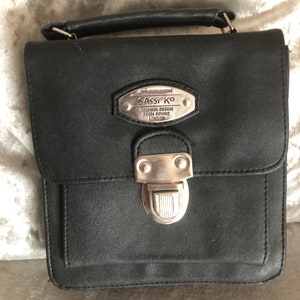 Sac à main carré preppy en imitation cuir de style rétro avec finitions argentées fabriqué par Sassi Ko