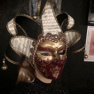 Venezianische Vollgesichtsmaske mit aufwendiger gekringelter Krone und Glöckchen (Gold & Rot) Unisex Maskenball