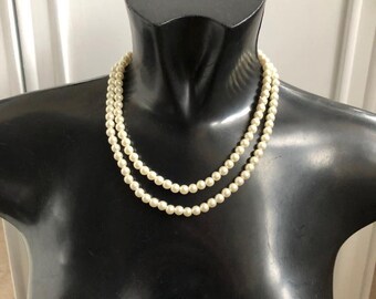Vintage double strand ivory faux pearls fastened with a gold effect lobster claw clasp and chain