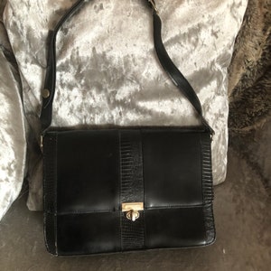 Sac à main carré en cuir noir et imitation peau de serpent de style rétro avec fermoir à fermoir tournant effet doré effet vintage des années 50