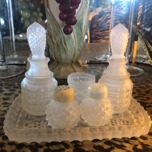 Conjunto de penteadeira vintage de vidro fosco. Perfeito para todas as suas loções e poções, uma sessão de fotos vintage ou colecionador