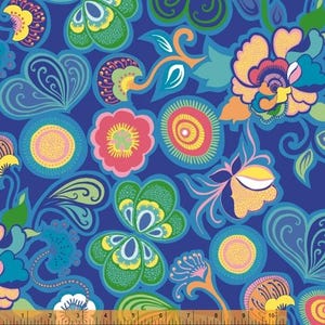 Spring Blooms Blumenstoff von Bella Caronia: Blaue Baumwolle, Vorgewaschen