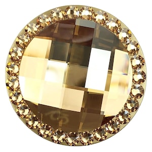 Könnte beinhalten: Ein runder, goldfarbener Knopf mit einem klaren, facettierten Glaskern, umgeben von einem Ring aus kleineren, goldfarbenen Strasssteinen.