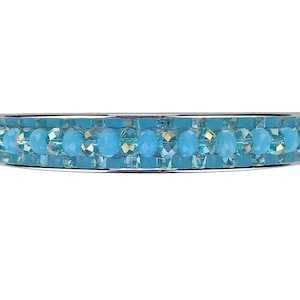 Może przedstawiać: Srebrna bransoletka z dwoma rzędami jasnoniebieskich koralików kryształowych.