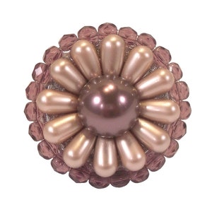 Pode incluir: Broche em forma de flor com uma pérola central roxa escura rodeada por contas em forma de lágrima de pêssego claro. O anel exterior é feito de pequenas contas facetadas roxas. Em um fundo branco.