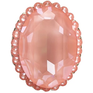 Könnte beinhalten: Ein großer, ovaler Ring mit einem rosafarbenen Edelstein und einer goldenen Fassung. Der Ring ist von einer Reihe kleinerer rosafarbener Edelsteine umgeben.