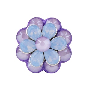 以下が含まれることがあります： 薄い青と紫のラインストーンが付いた紫の花の形をしたブローチ