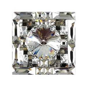 以下が含まれることがあります： 中央に大きな透明なクリスタルが置かれた正方形のクリスタル製シーリングライト。クリスタルは、より小さなファセットカットのクリスタルで囲まれています。