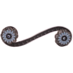 Puede incluir: Un tirador de cajón de metal negro con dos acentos decorativos de flores azules y blancas.