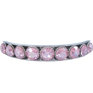 Op de afbeelding: Een zilveren hoofdband met een rij roze strass.