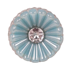 Könnte beinhalten: Dekorativer, hellblauer, blütenförmiger Knopf mit einem klaren, facettierten Kristallmittelpunkt. Der Knopf hat ein geriffeltes Design an den Rändern. Diese Hardware ist für Möbel oder Schränke geeignet.